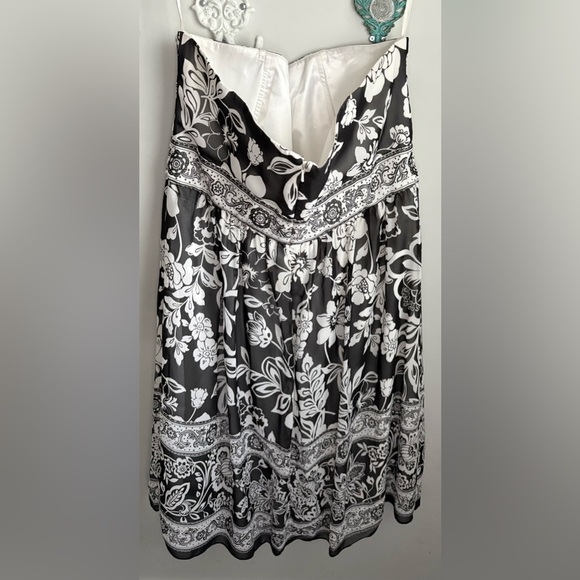 White House Black Market Beautiful Floral Strapless Dress - Picture 3 of 4